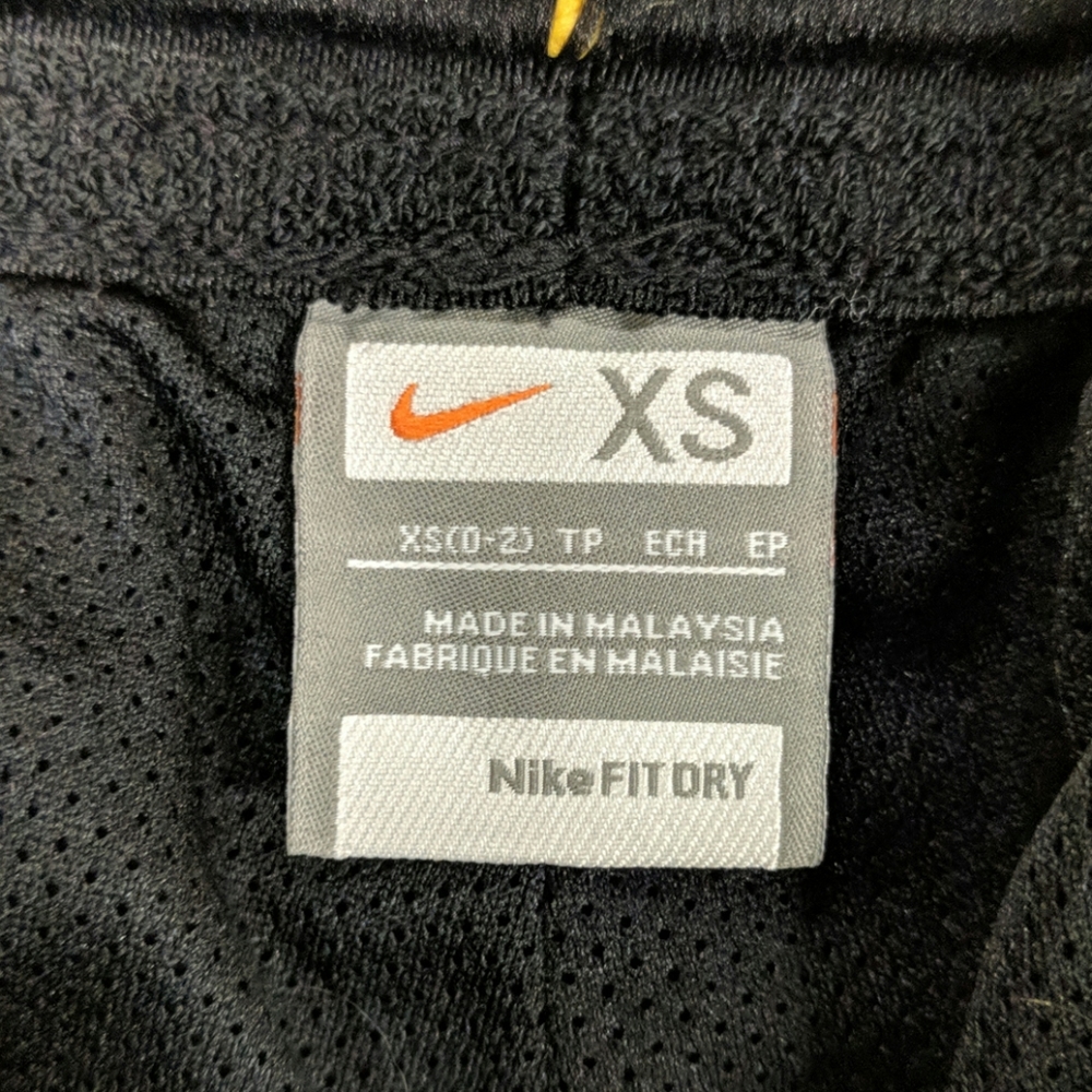 Nike Livestrong capris/shorts - Picture 2 of 6